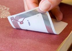 Marqueur RFID sur un livre marqueur rfid livre
bilbiothèque